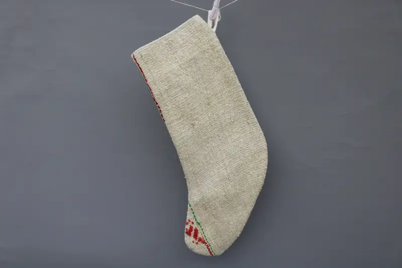 Media navideña beige con adornos blancos, media navideña de 9 pulgadas de ancho