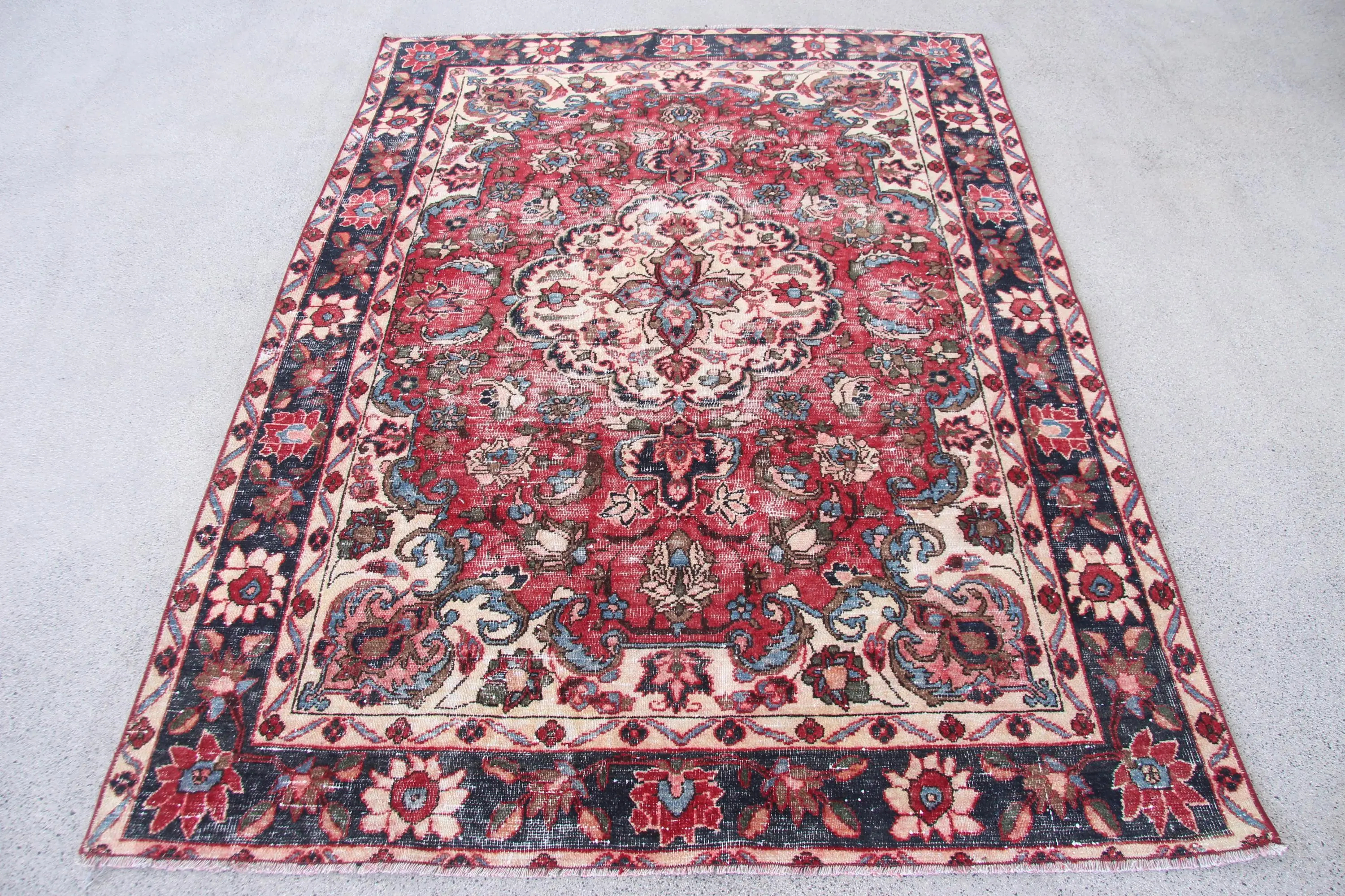 Türkischer Vintage-Teppich 4,7 x 6,3 Fuß, rot-blauer Teppich aus südwestlicher Wolle - 1