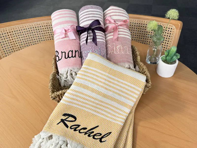 バチェロレッテパーティーの記念品、ブライドメイドギフト、パーソナライズされたタオル、トルコ綿タオル、カスタム刺繍タオル、結婚式の記念品用ビーチタオル