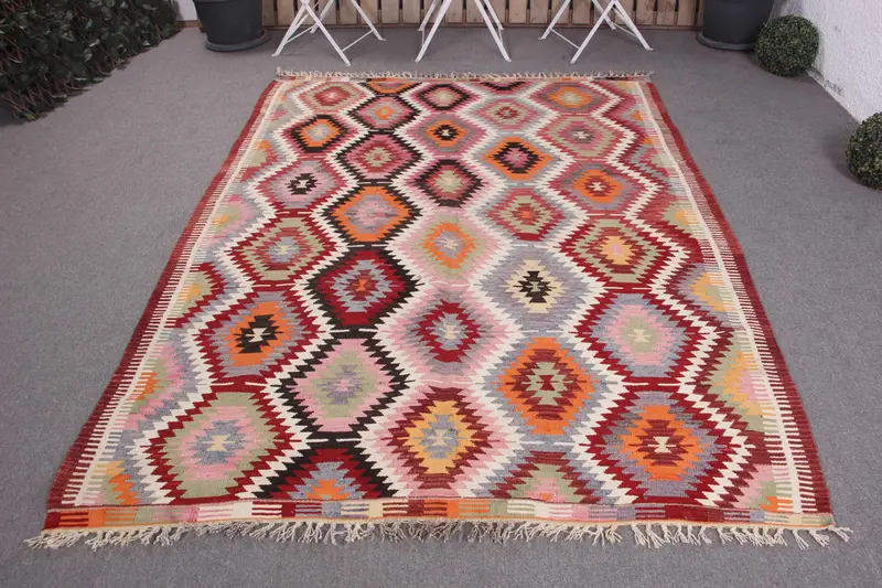 Handgefertigter roter Ikat-Teppich, 5,4 x 7,4 Fuß, elegantes Dekor