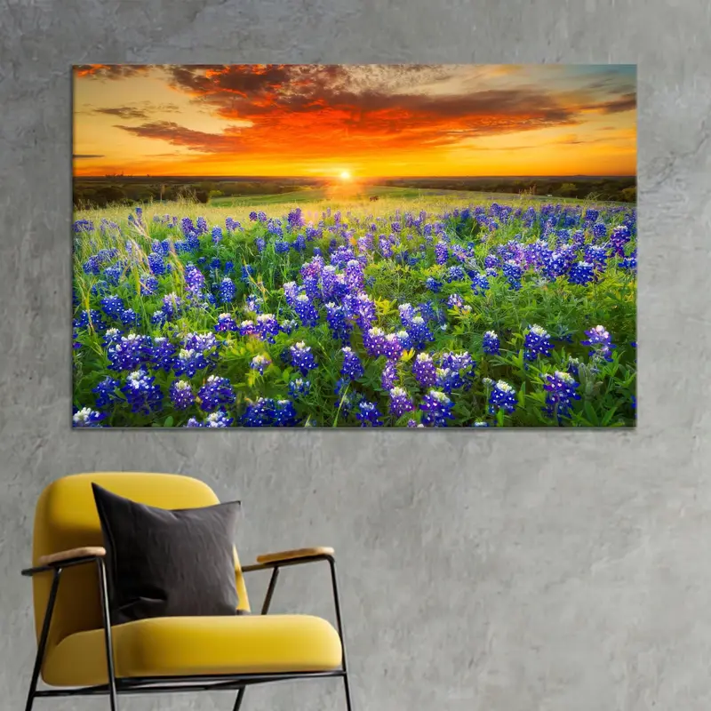 Elegante Leinwand bei Sonnenuntergang: Lebendiger Feld- und Berglandschaftsdruck