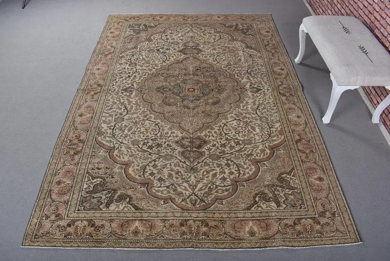 Brauner Teppich mit Tiermuster, 0,5 x 9,3 Fuß, Beige-Akzent