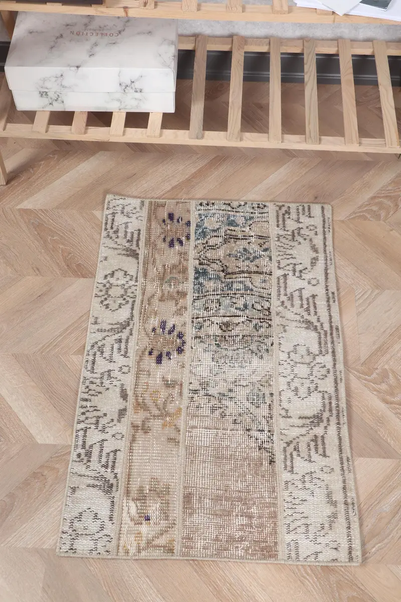 Eleganter beiger Teppich, 1,7 x 2,7 Fuß mit braunen Pflanzenmustern