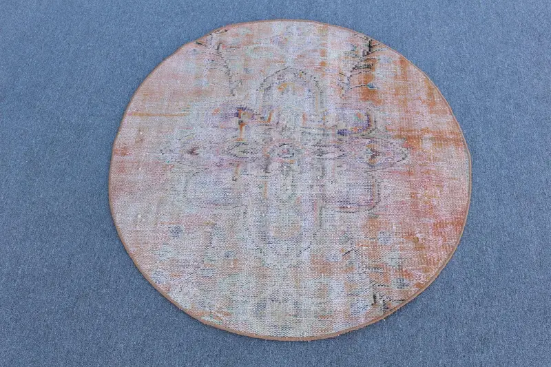 Leuchtender orangefarbener Teppich, 3,4 x 3,5 Fuß mit violetten Akzenten