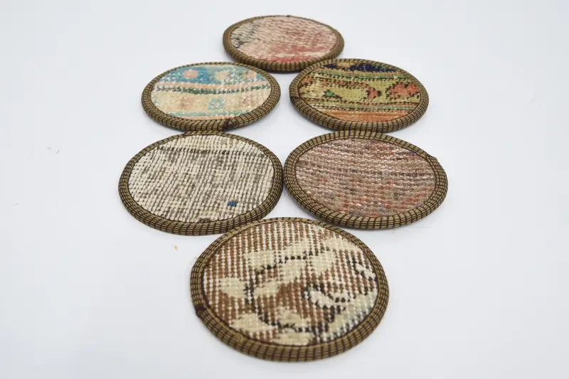 ブラウンとベージュのラウンドボヘミアンコースター、スタイリッシュなドリンクコースター