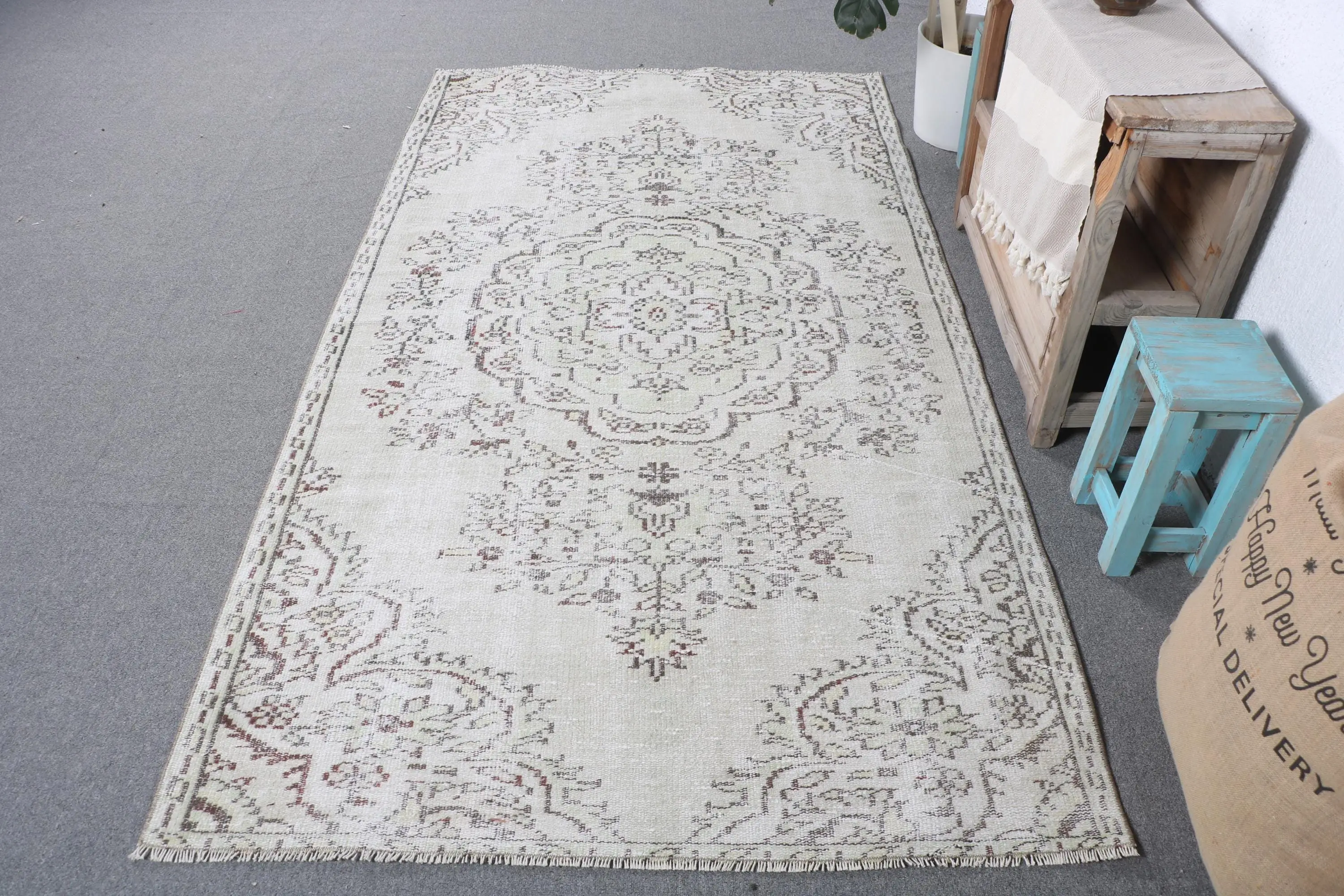 Türk Alan Halısı 4.2x7.6 ft (129x233 cm), Beyaz Çiçekli Vintage Halı - 1