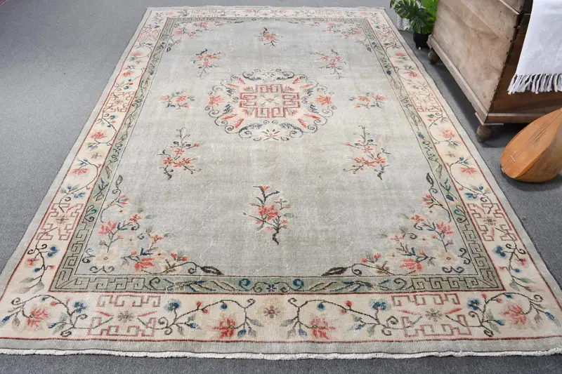 手作りのグリーンラグ、0.6x8.5フィート、レッドアクセント付き