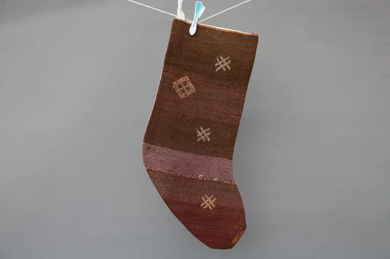Bej Süslü Kırmızı Noel Çorabı, 9 İnç Geniş Tatil Dekoru