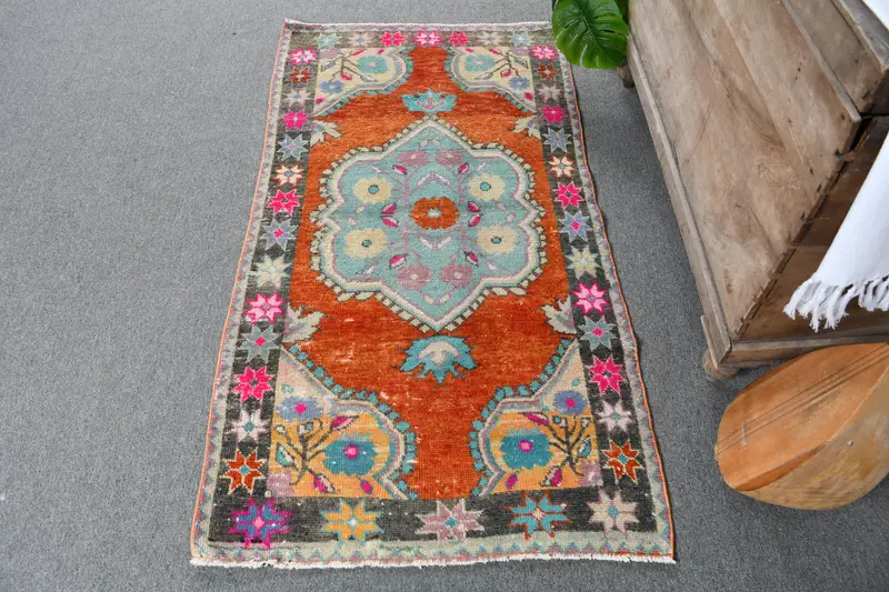 手作りのレッドオリエンタルラグ、2.2x0.4フィート、グリーンアクセント付き