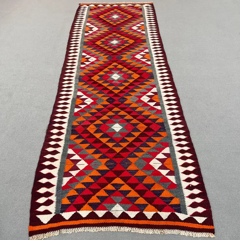 レッドイカットラグ、3.3x9.9フィート、エレガントグレーアクセント