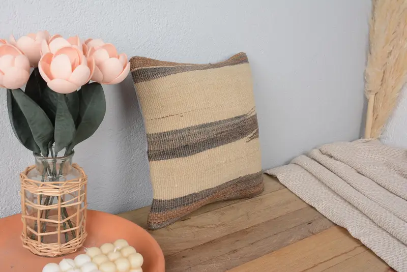 Beige und braun gestreiftes Kissen, besticktes Vintage-Kissen