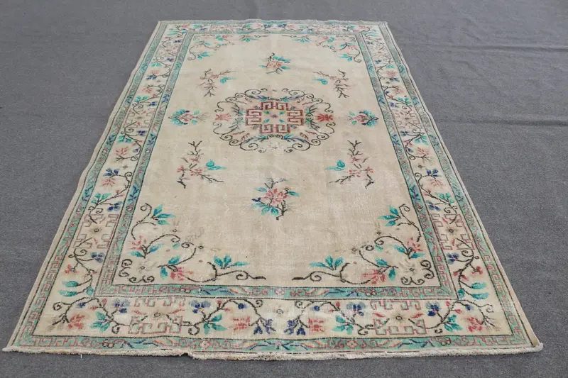 8,6x8,63 ft Bej Oryantal Halı, Zarif Yeşil Vurgular