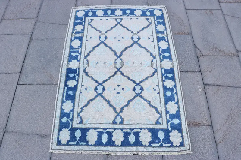 2,5 x 3,7 Fuß großer Teppich, abstraktes Weiß mit blauen Akzenten