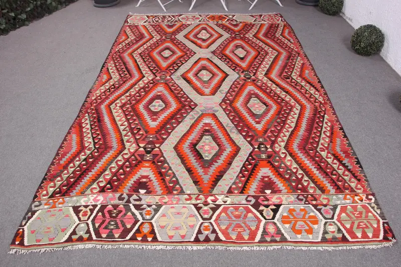 手作りのレッドオリエンタルラグ、5.6x9.4フィート、グリーンアクセント付き