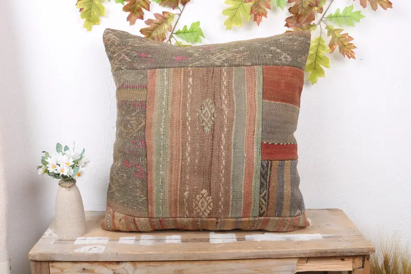 Braunes und beiges Patchwork-Wurfkissen, Vintage-gesticktes Kissen