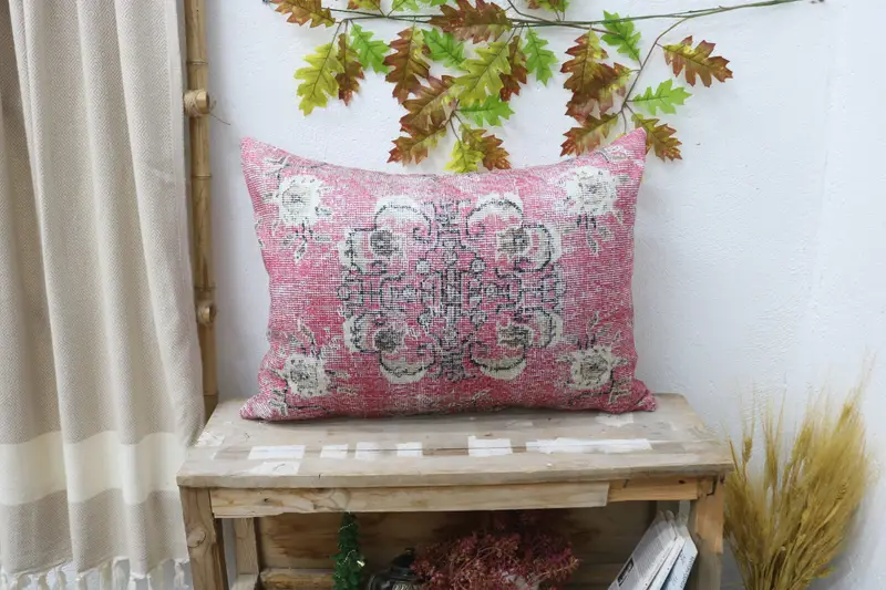 Handgefertigtes besticktes Kissen, vielseitiges rosa und grünes Wurfkissen