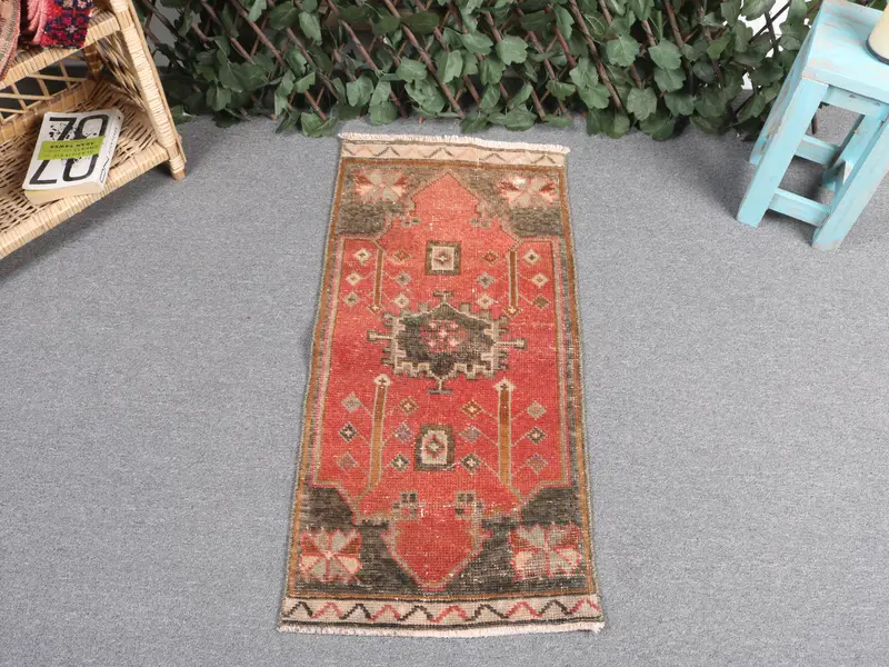 Roter Ikat-Teppich, 1,5 x 3 Fuß mit grünen Akzenten