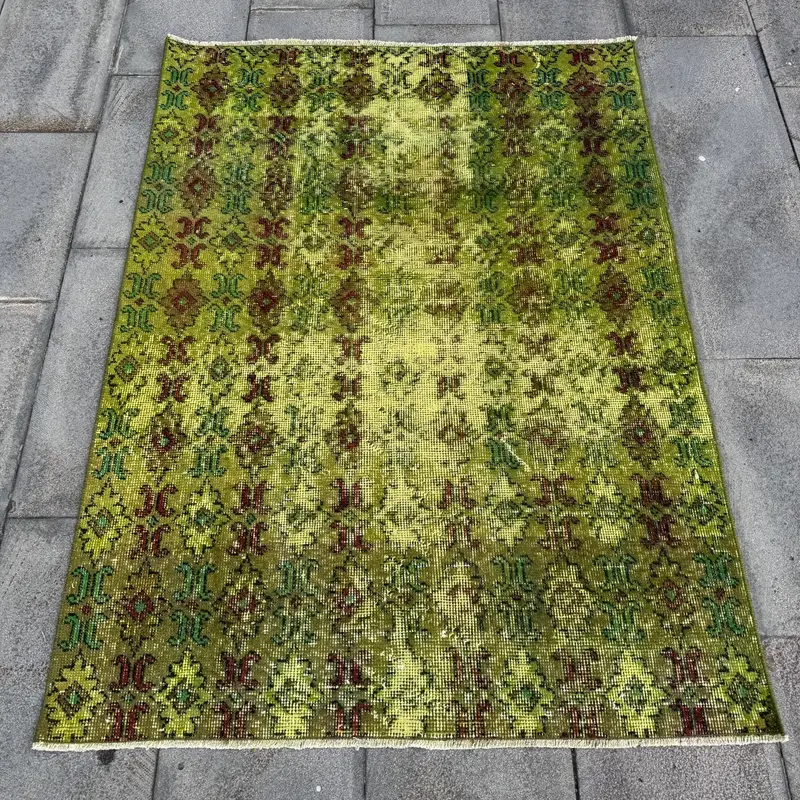 Alfombra Ikat verde, 3,5x4,9 pies con detalles en rojo
