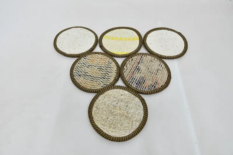 Posavasos elegantes en color beige y bronce, juego de posavasos duradero y elegante