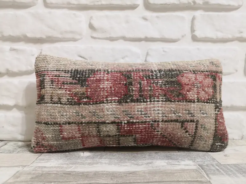 Handgefertigtes besticktes Wollkissen, geometrisches Vintage-Dekor