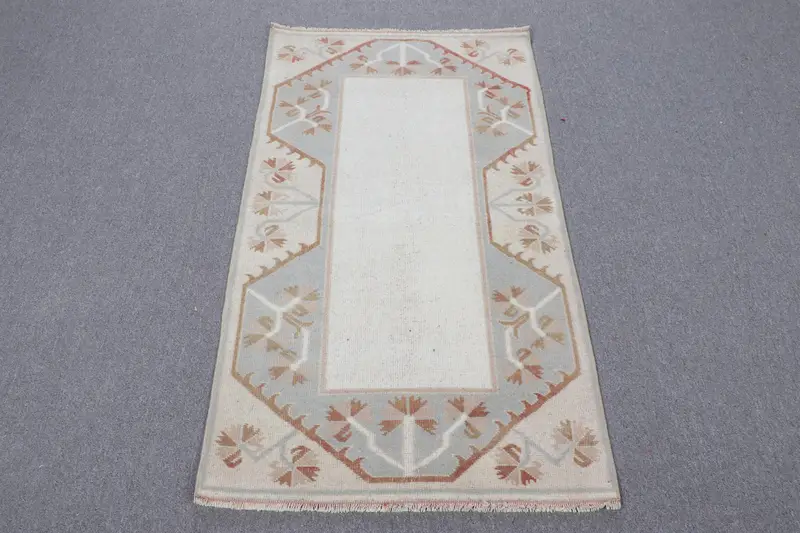 Türk Vintage Oushak Halı 2.5x4.5 ft (76x136 cm), Beyaz Çiçekli Yün Halı - 1