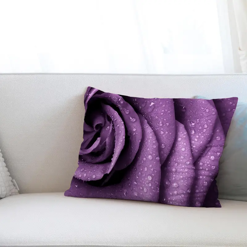 Bedrucktes Kissen mit lila Rosenblüten: Moderner, luxuriöser Wohnakzent