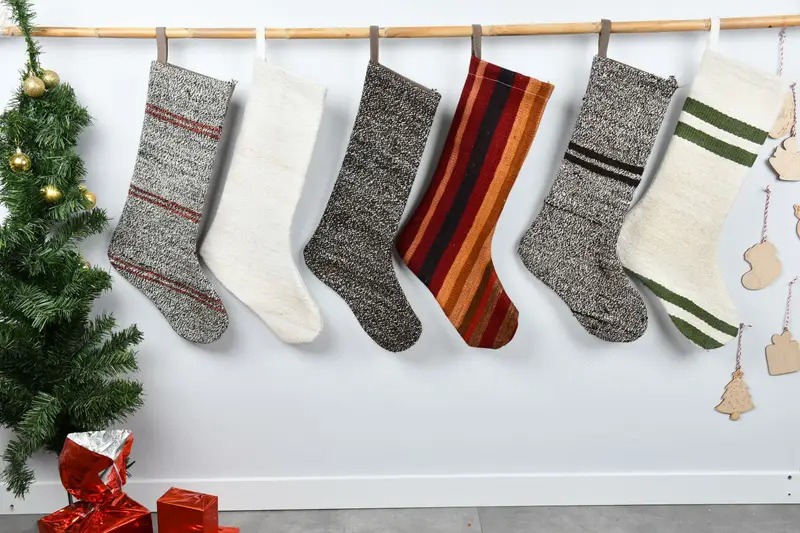 Patrón de adornos navideños festivos, calcetín colgante de 8 pulgadas de ancho