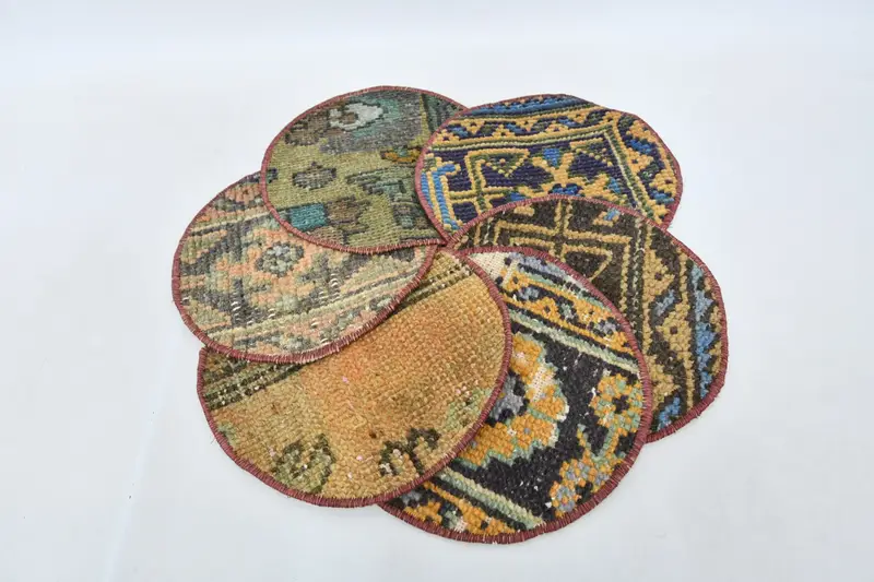 ブルーとオレンジの素朴なプレースマット、ダイニングテーブルにナチュラルエレガンス