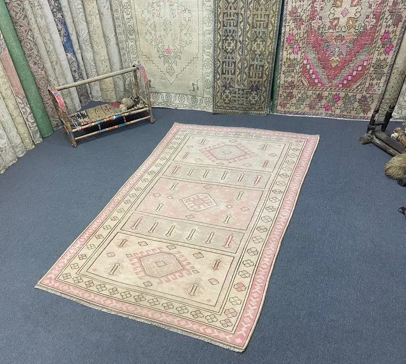 エレガントなピンクとベージュのラグ、4.3x7.3フィートの花柄&幾何学模様