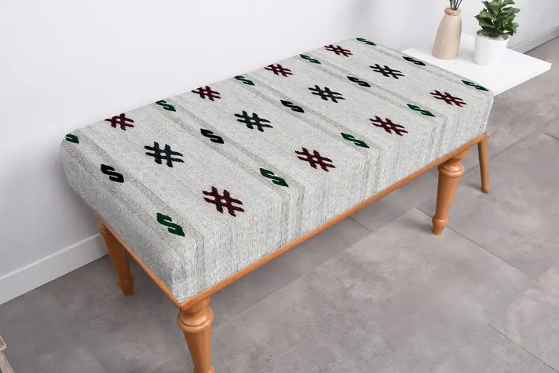 グレーのスカンジナビアンオットマン、キリム風のウールブレンドカバー付き、オットマン