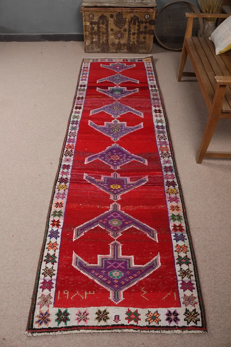 Eleganter roter Orientteppich, 2,6 x 9,2 Fuß mit violetten Akzenten