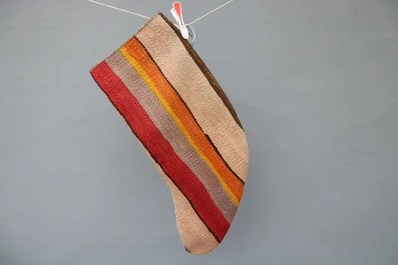 Medias de adornos navideños marrones y verdes, decoración festiva