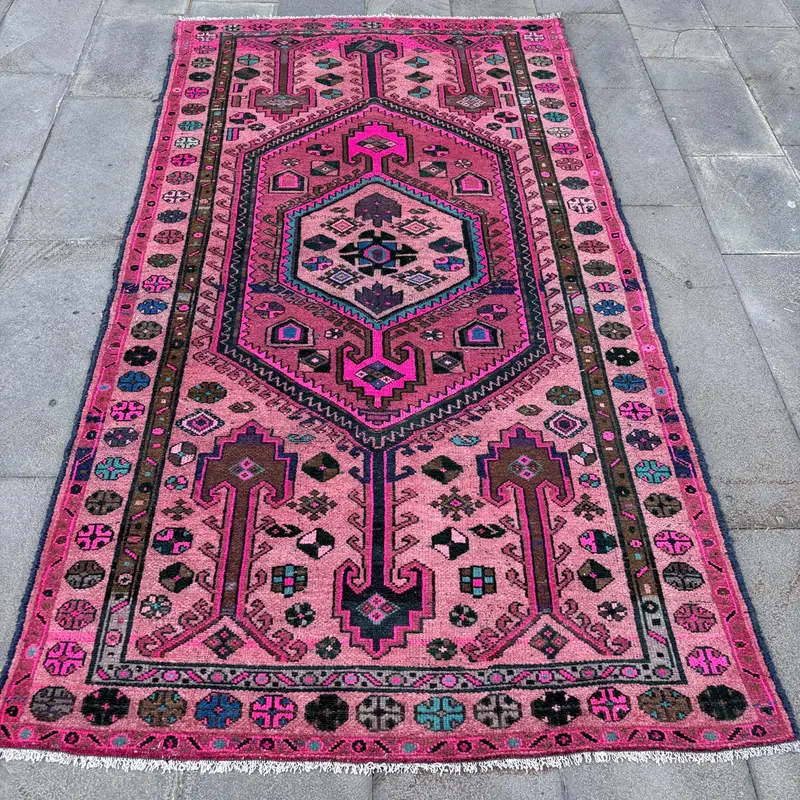 エレガントなピンクとブルーのラグ、4.3x7.9フィートのボタニカルデザイン