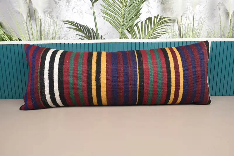 Rot-gelb gestreiftes Kissen, handgefertigtes besticktes Kissen
