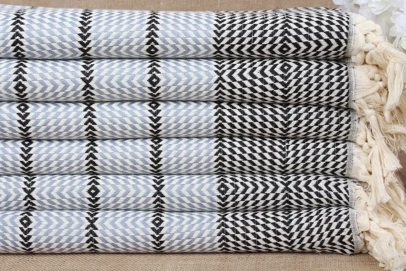 カスタム刺繍ブラックブルーダイヤモンドストライプビーチタオル、40x79インチ