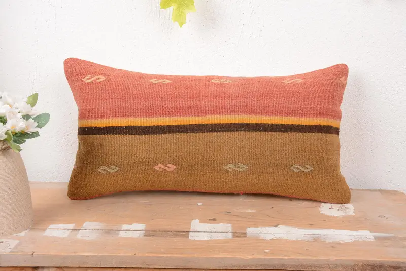 Rot-braun gestreiftes Wurfkissen, besticktes rechteckiges Kissen