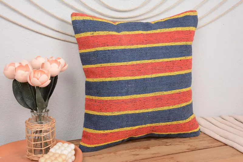 Blau-rot gestreiftes Leinen-Wurfkissen, besticktes Vintage-Kissen