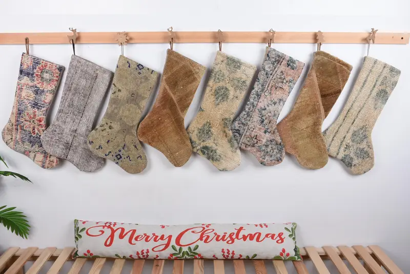 Medias de adornos navideños beige y marrón, decoración festiva de chimenea