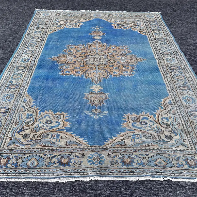Alfombra con estampado animal azul y naranja, 180x270 cm