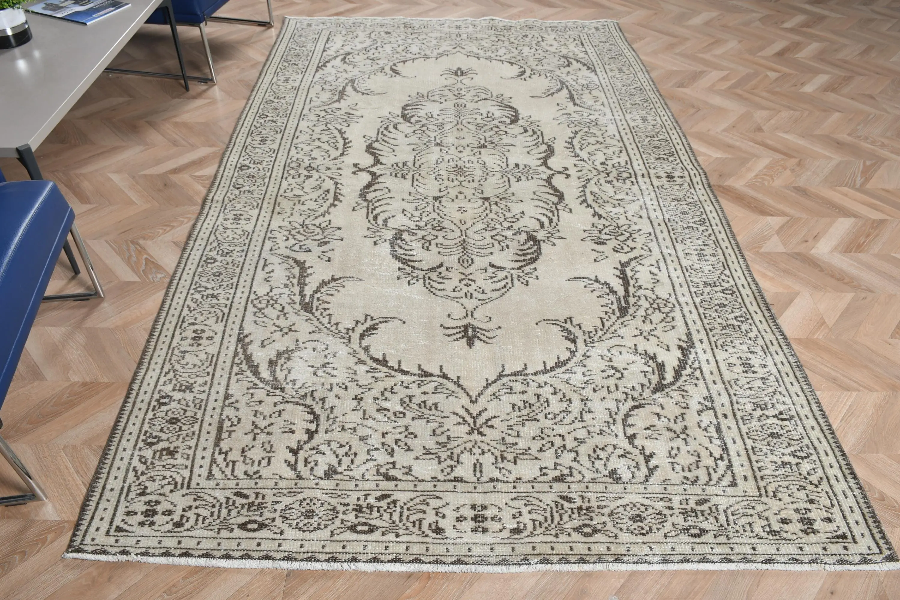 Vintage Halı 5.6x9.6 ft (172x293 cm), Gri Bordürlü Türk Halısı - 1