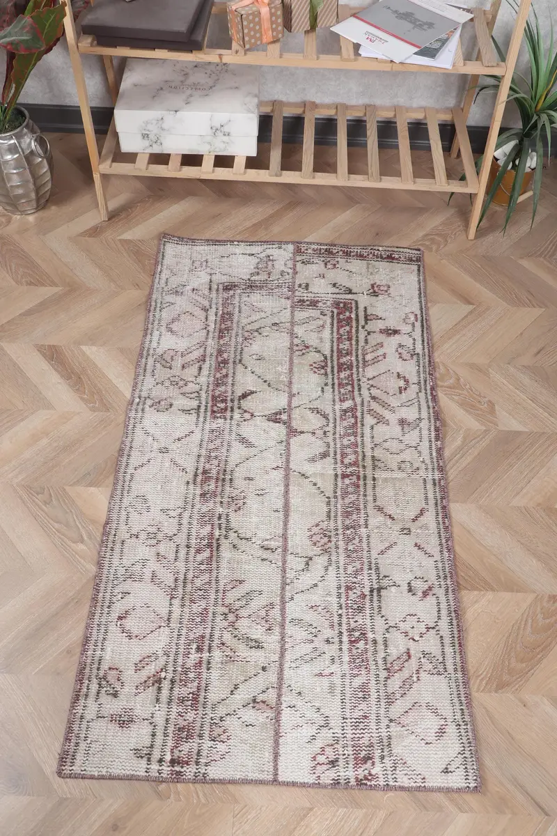 Eleganter beigefarbener Teppich, 6,9 x 1,2 m mit violetten Akzenten