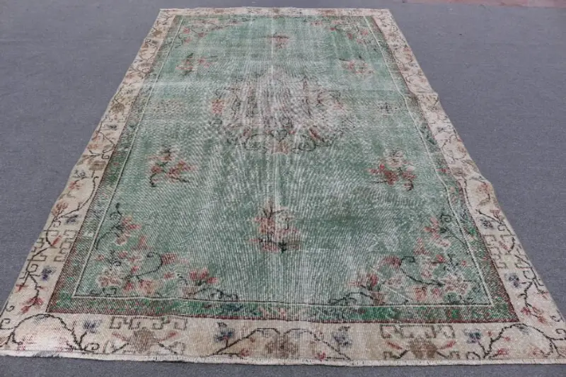 Elegante Alfombra Verde, 30x30,5m Diseño con Bordes Rojos