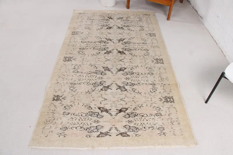 手作りのベージュとブラウンのペルシャ絨毯、3.2x6.6フィート