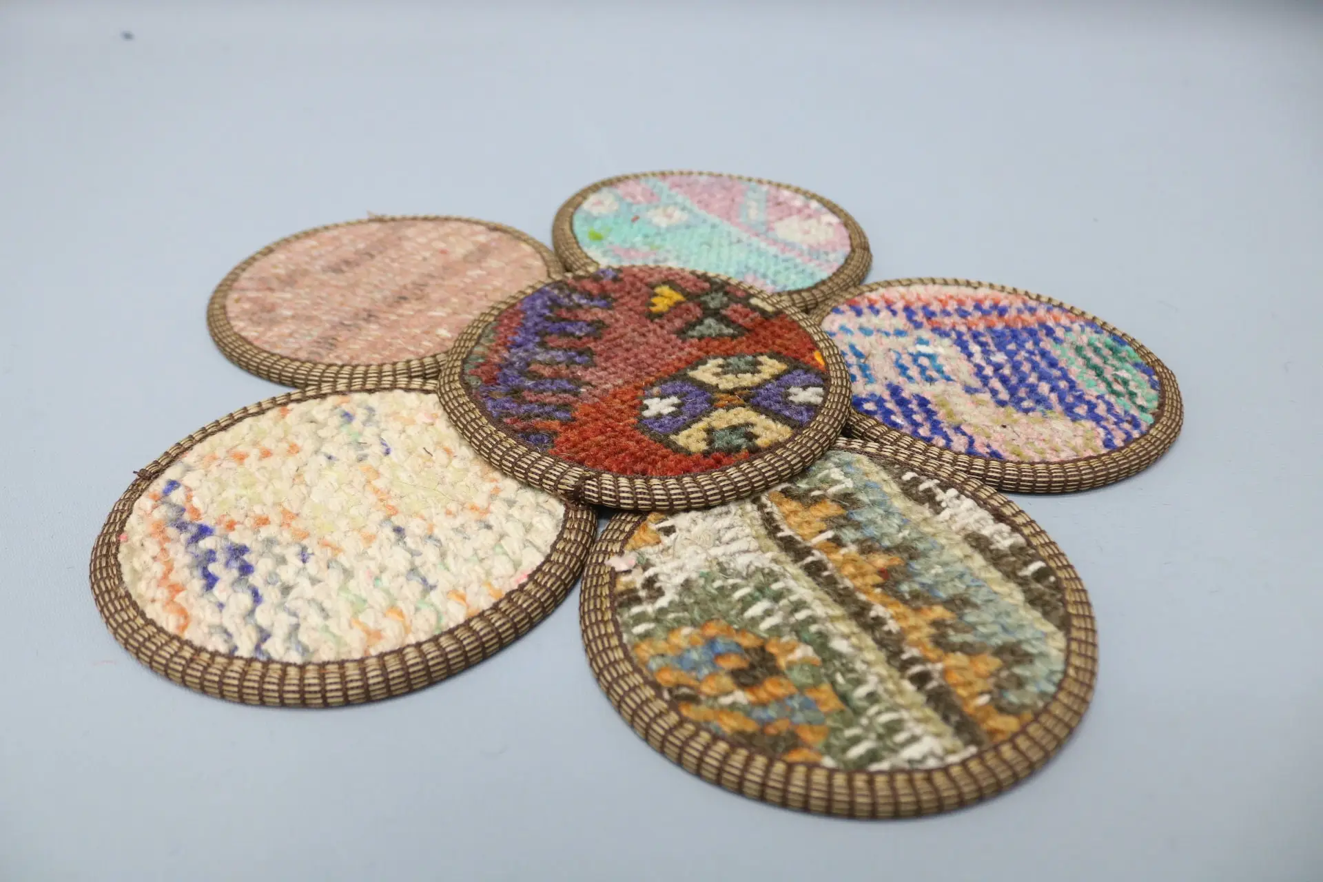Kırmızı ve Bronz Bohem Yuvarlak Bardak Altlığı, Benzersiz Kilim Bardak Altlığı - 1