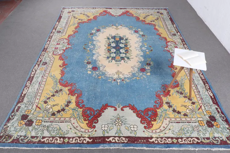 手作りのブルーとイエローのラグ、0.7x10.8フィートのボタニカルデザイン