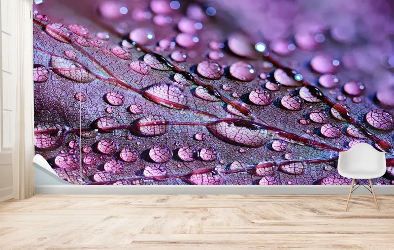 Moderne bedruckte Tapete mit lila Blättern und Wassertropfen – trendiges Design