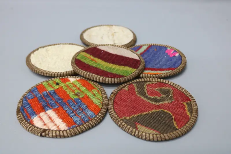 赤と白のストライプのコースター、耐久性のあるウールとレザーのコースター