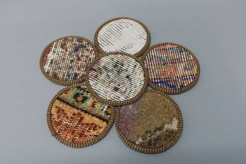 ベージュとイエローのエスニックコースターセット、耐久性のある円形コースター