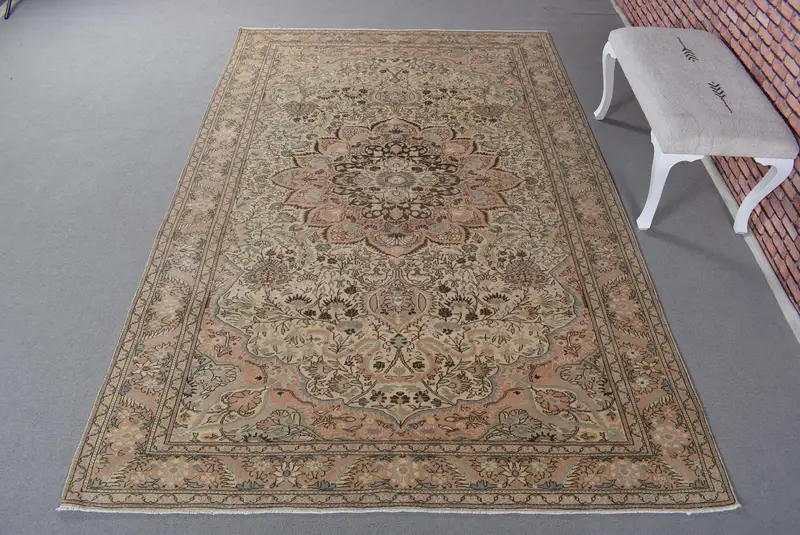 5,2 x 9,7 Fuß orangefarbener marokkanischer Teppich mit leuchtend grünen Akzenten