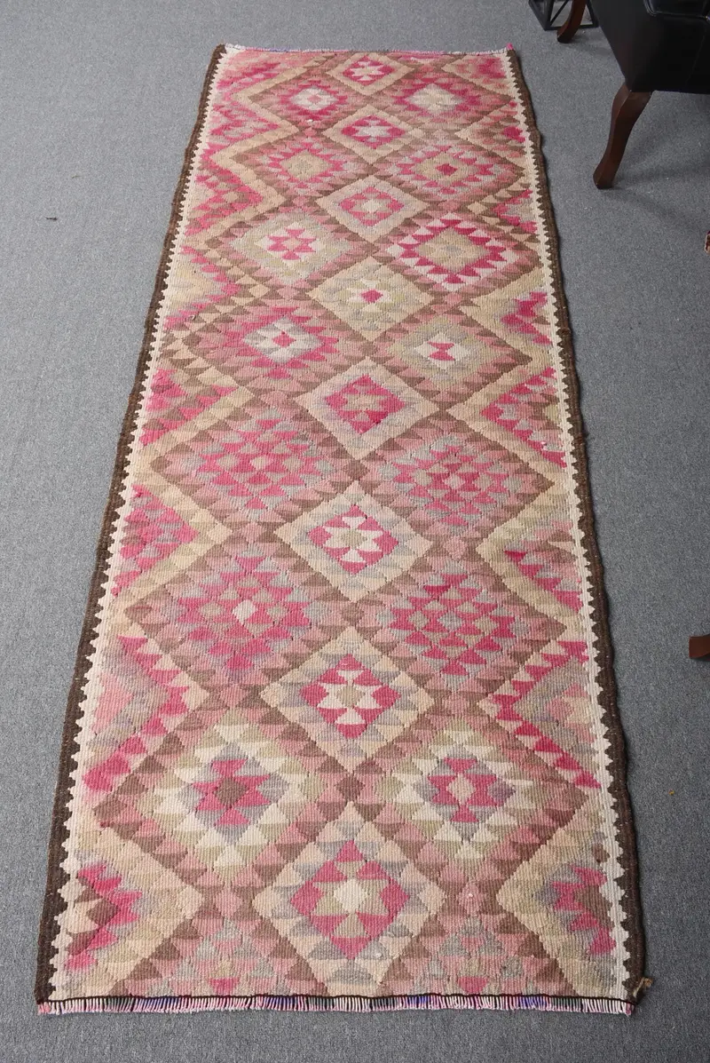 Alfombra Ikat verde hecha a mano, 3x7,8 pies con detalles en rosa